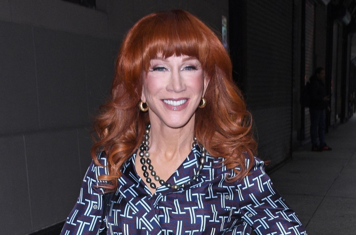 Skinula se u "vatreni" bikini usred emisije i raspametila sve: Proslavila 65. rođendan sa stilom FOTO/VIDEO