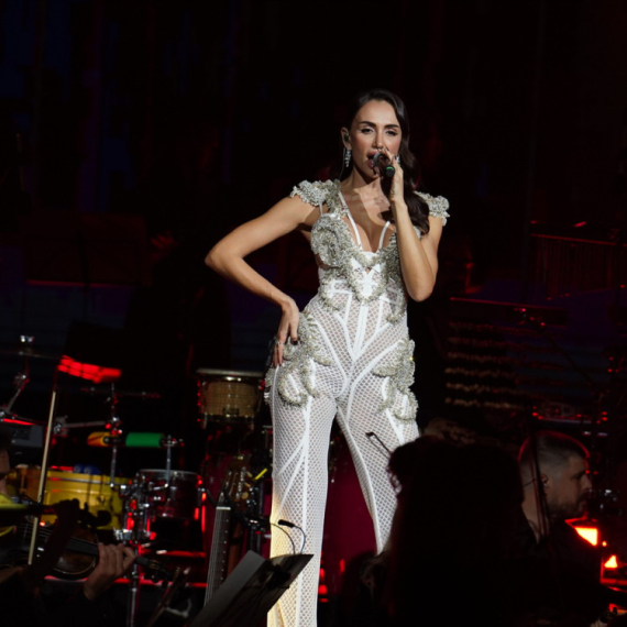 Emina Jahović emotivna: Održala koncert u punom Sava centru, zaplakala tokom obraćanja FOTO
