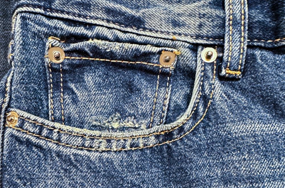 Znate li čemu služe metalni "dugmići" na džepovima farmerki?