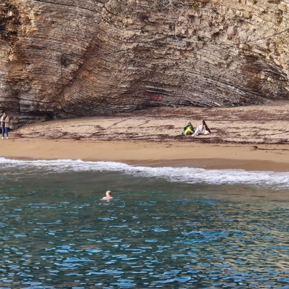 Kupaju se u moru iako je novembar: Primorski grad pun turista iz Srbije FOTO