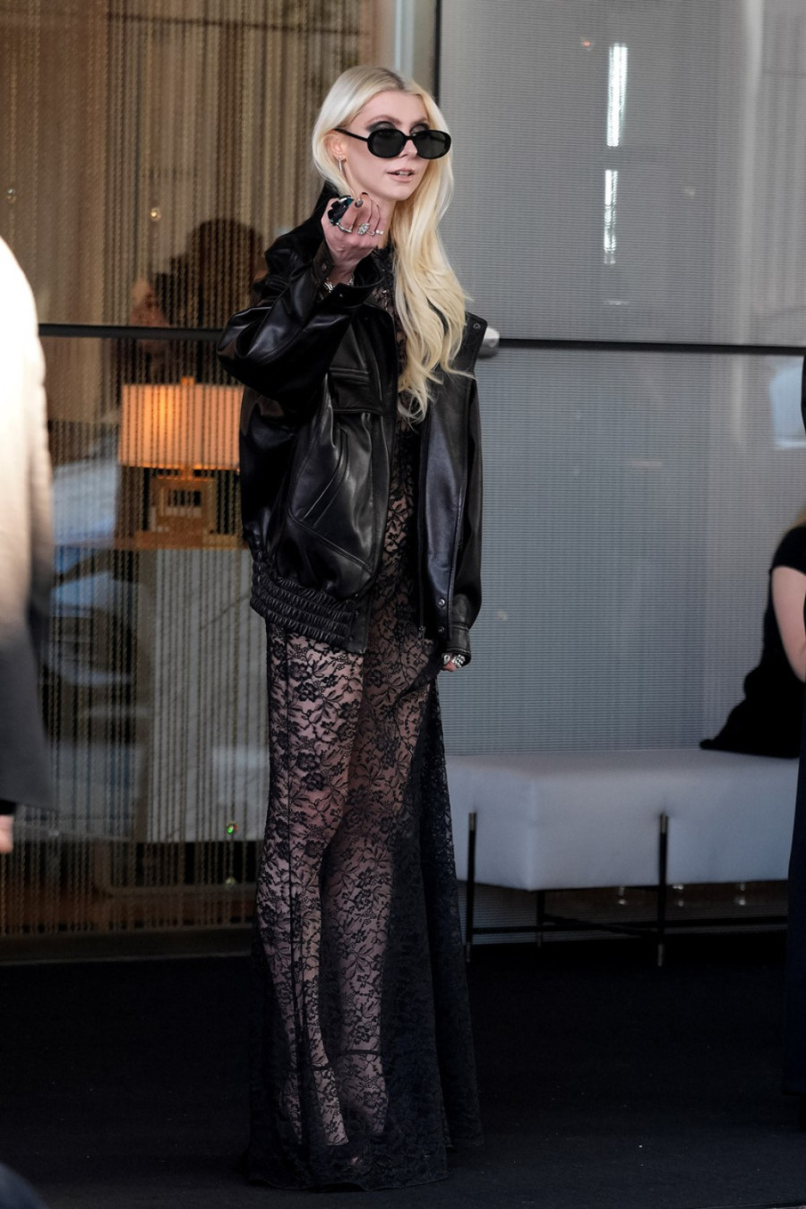 Providna haljina, bez grudnjaka: Zvezda Tračare u dramatičnom izdanju na crvenom tepihu FOTO