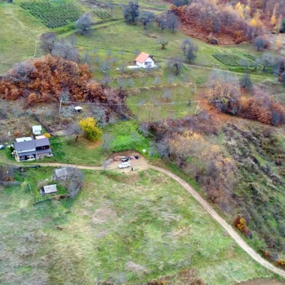 Nesvakidašnja priča sa tromeđe: Milenko poklanjao zemlju kako bi selo bar malo oživelo FOTO