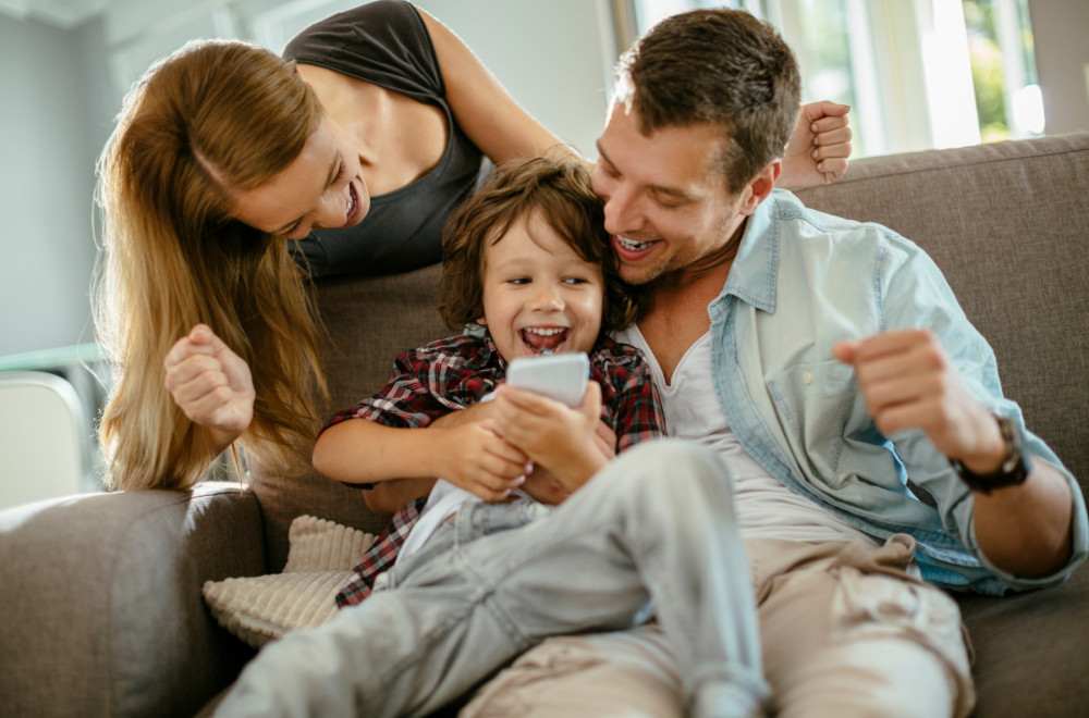 Roditelji bi trebalo da urade dve stvari pre nego što dopuste deci da koriste telefone