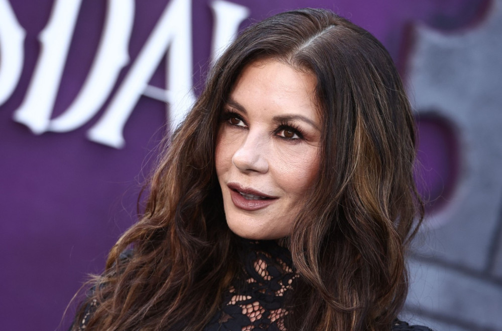 U miniću pokazala neverovatne noge, nema ko se nije okrenuo: Ko bi joj dao 56 godina? FOTO