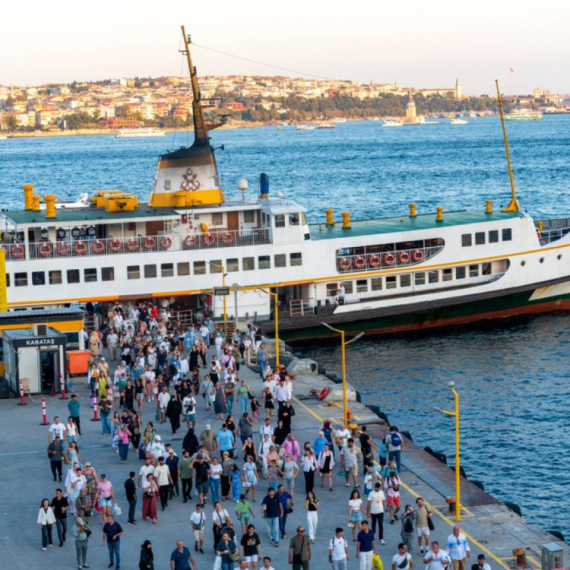 Horor na trajketu: Deca vrištala i bežala dok se emitovao hard pornić FOTO