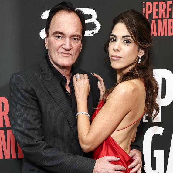 Ne odvaja se od 20 godina mlađe supruge: Slavnom reditelju nije lako pored izraelske lepotice FOTO