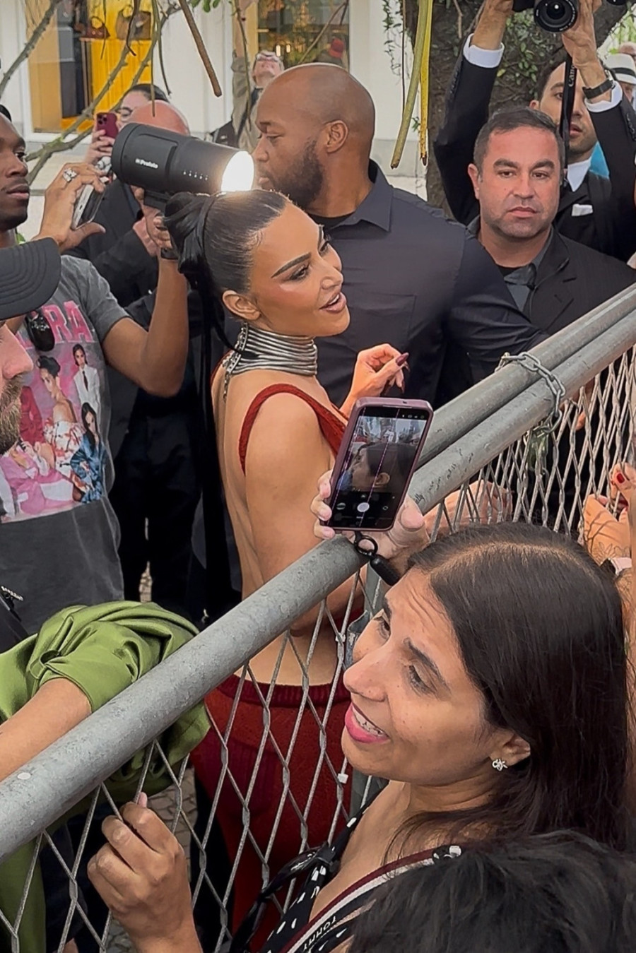 Probajte da je gledate u oči: Kim Kardašijan oslobodila grudi FOTO