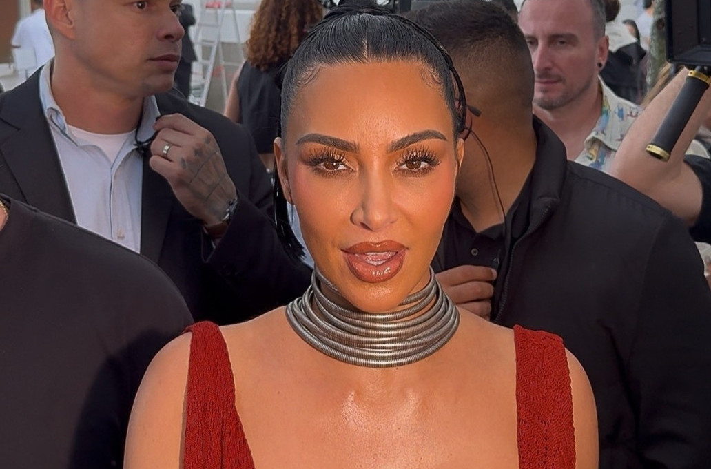 Probajte da je gledate u oči: Kim Kardašijan "oslobodila" grudi FOTO