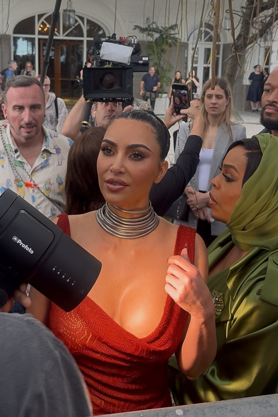 Probajte da je gledate u oči: Kim Kardašijan oslobodila grudi FOTO