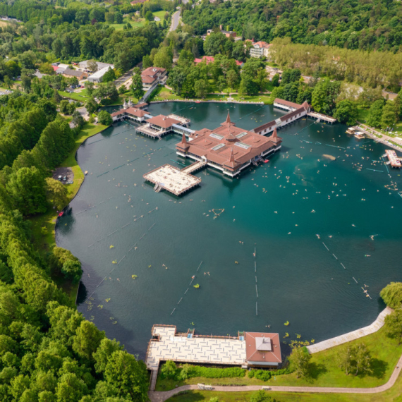 Toplo jezero u kojem je poseban ugođaj kupati se i zimi FOTO