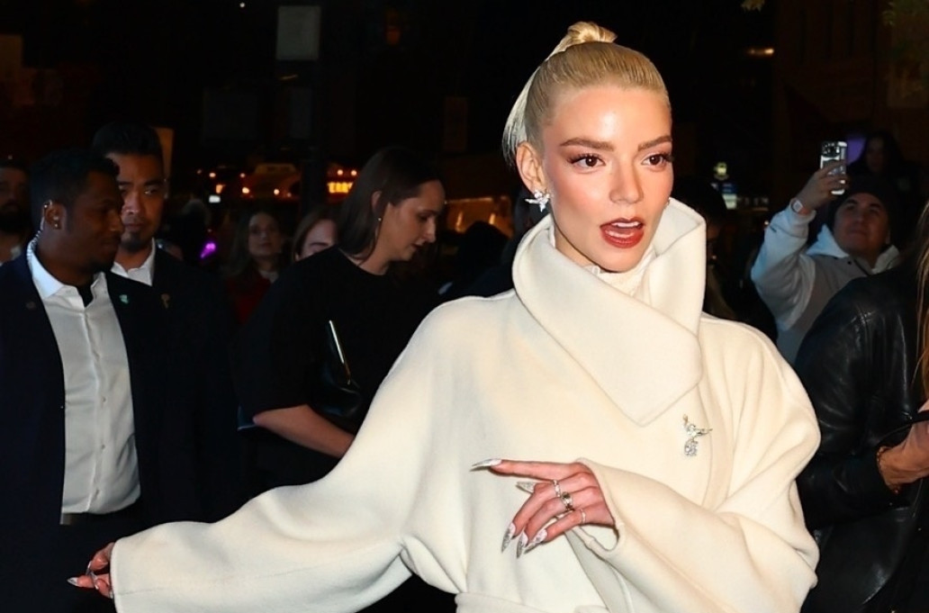 Ispod kaputa krije magiju: Jedna od najlepših "bukti" od seksepila u nikad kraćoj haljini FOTO