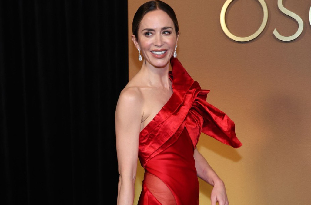 Jedva prekrila intimni deo tela, ali nema veze: Ipak je pokorila crveni tepih FOTO