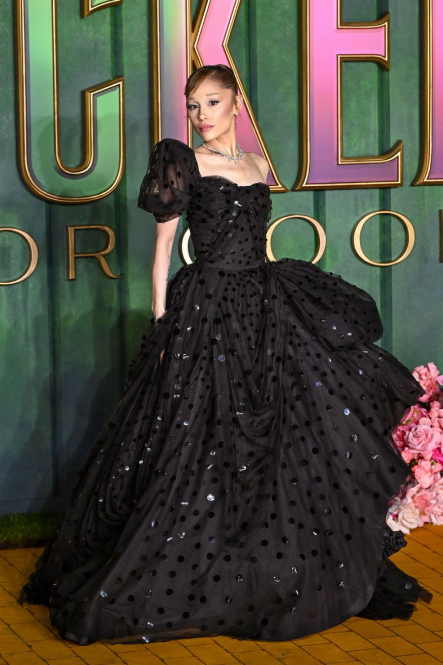 Jadna devojka, uznemirujuće: Božanstvena haljina ostala u senci zbog njenog izgleda FOTO