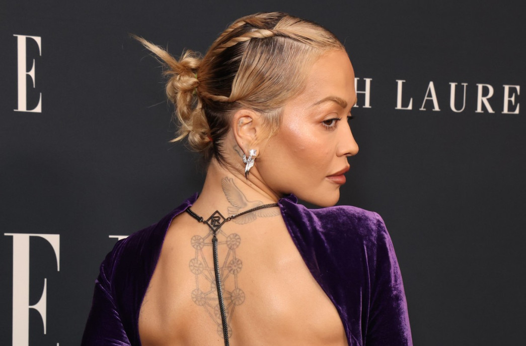 Bombastična Albanka i "zakopčana do grla" je tiha patnja mnogima FOTO