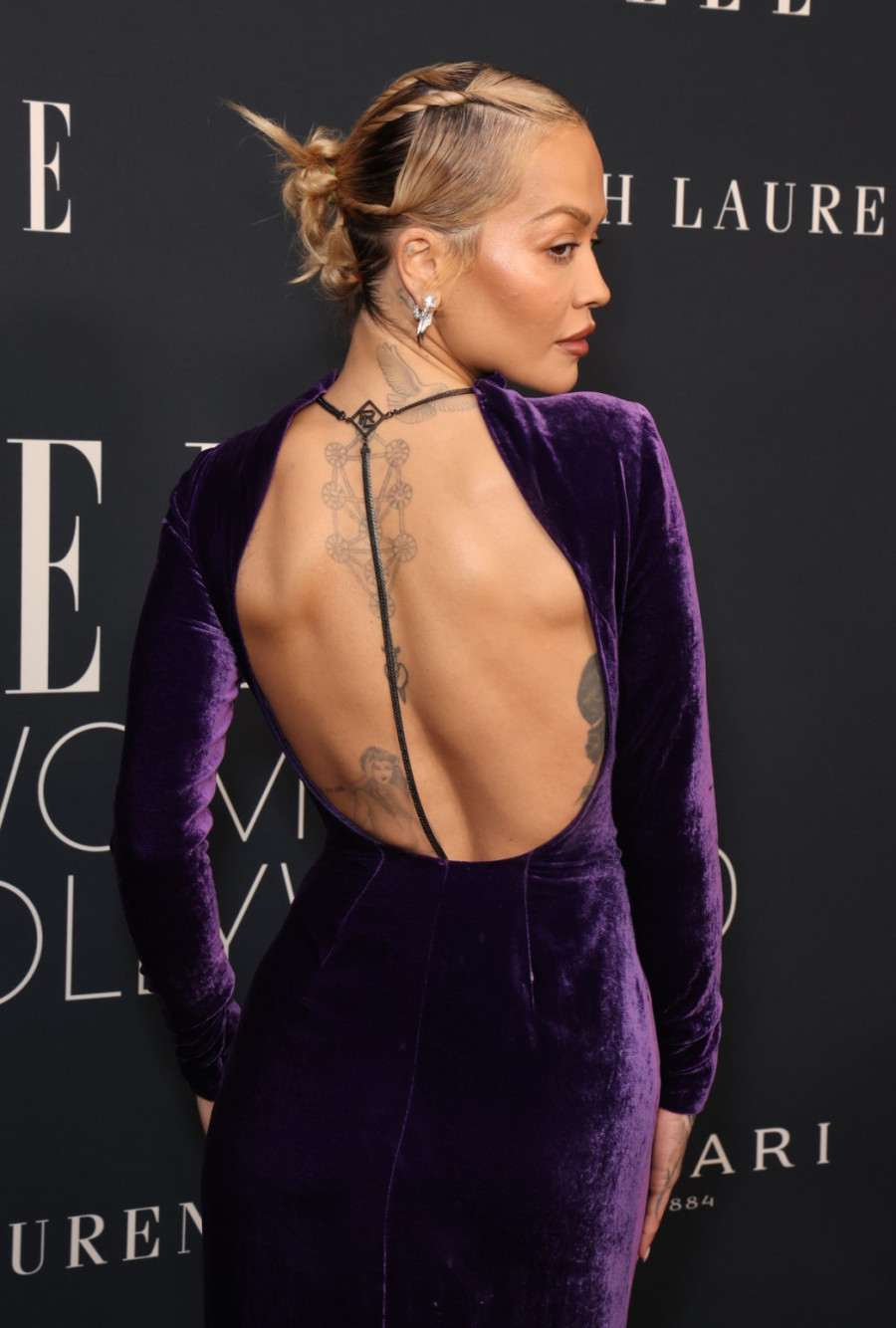 Bombastična Albanka i zakopčana do grla je tiha patnja mnogima FOTO