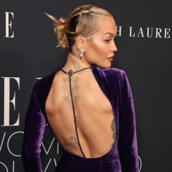 Bombastična Albanka i "zakopčana do grla" je tiha patnja mnogima FOTO