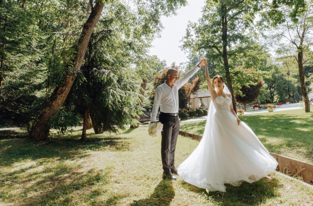 Influenserka se udaje za 26 godina starijeg milionera: "Odrasla sam u siromaštvu, sad je dosta" VIDEO