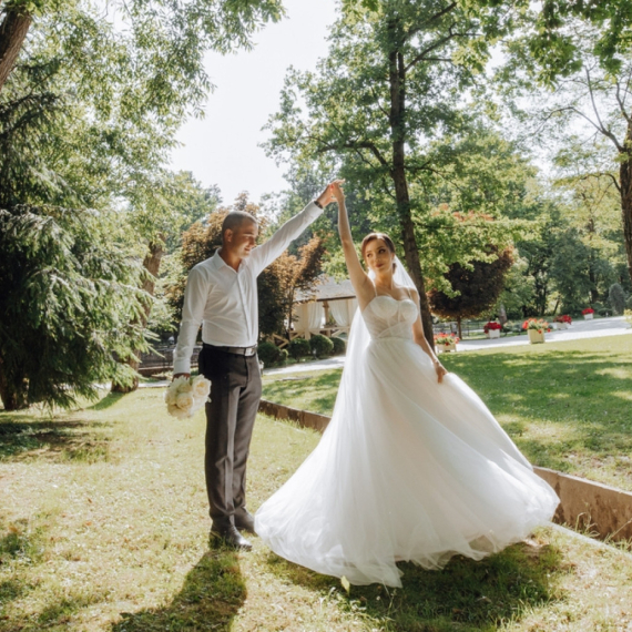 Influenserka se udaje za 26 godina starijeg milionera: "Odrasla sam u siromaštvu, sad je dosta" VIDEO