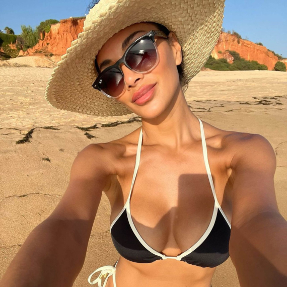 Najzgodnija na svetu je opet golišava: "Nadam se da više nikad nećeš biti obučena" FOTO