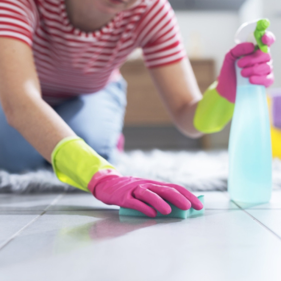 Vrela voda i tri sastojka iz kuhinje – vaše pločice će sijati kao da ste ih tek kupili VIDEO