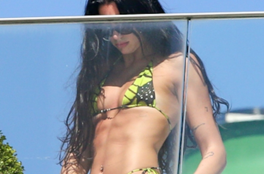 Obukla najmanji bikini i mislila da je niko ne vidi – na krovu hotela FOTO