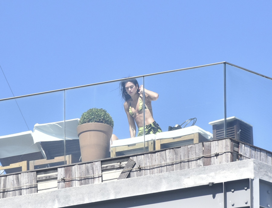 Obukla najmanji bikini i mislila da je niko ne vidi – na krovu hotela FOTO
