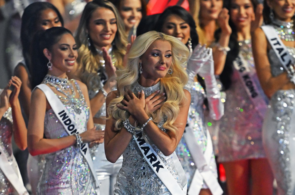 Bivša misica u suzama predala krunu: Snimak obišao svet FOTO/VIDEO