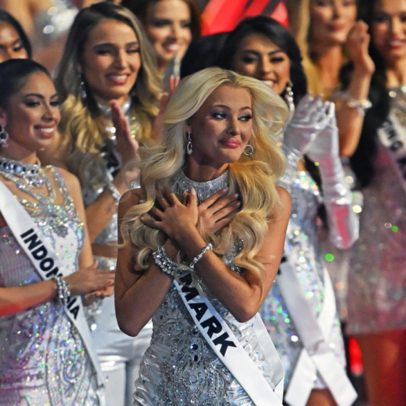 Bivša misica u suzama predala krunu: Snimak obišao svet FOTO/VIDEO