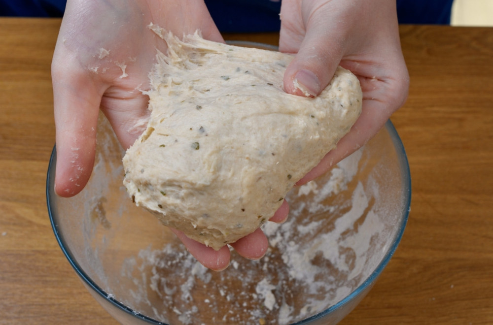 Lepi vam se testo? Nemojte da dodajete još brašna, već isprobajte ovaj trik VIDEO