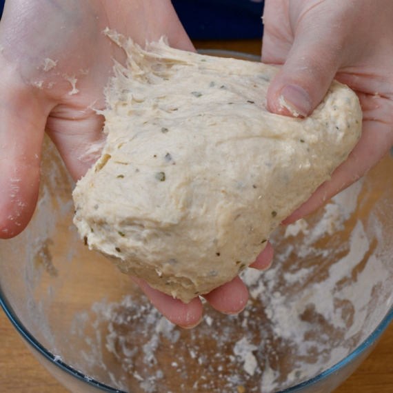 Lepi vam se testo? Nemojte da dodajete još brašna, već isprobajte ovaj trik VIDEO