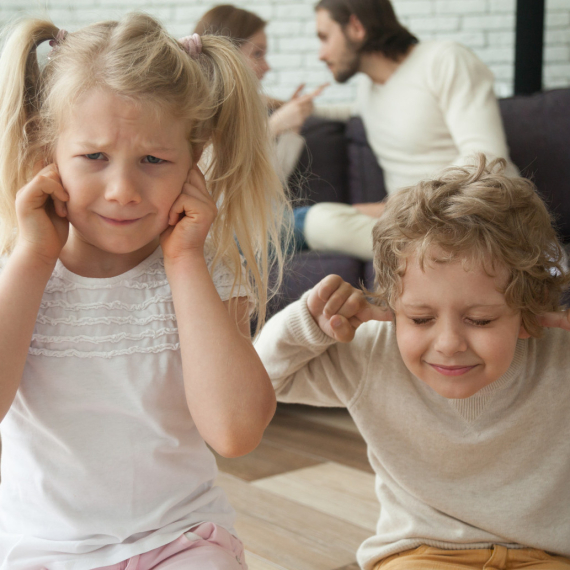 Da li je psovanje pred decom zaista toliko štetno kao što mislimo?
