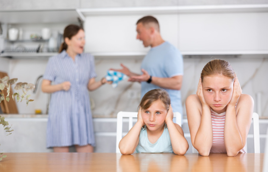 Da li je psovanje pred decom zaista toliko štetno kao što mislimo?