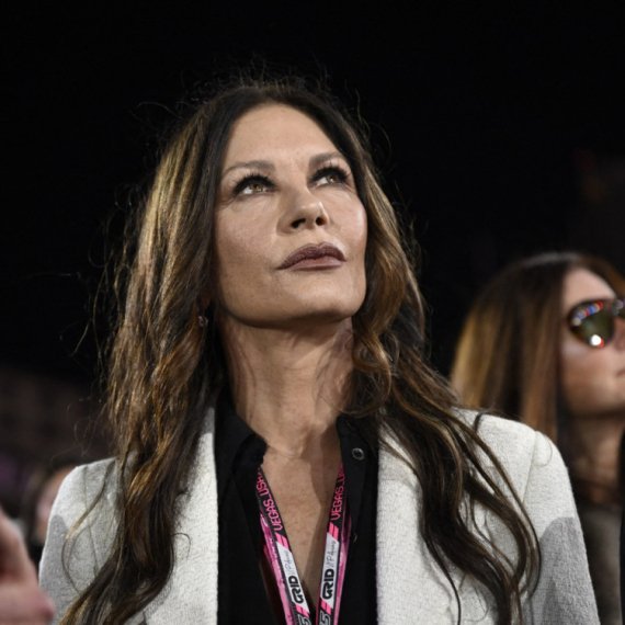 Na prvi pogled – obična: Modna pobednica Formule 1 nikad mlađe i zanosnije nije izgledala FOTO