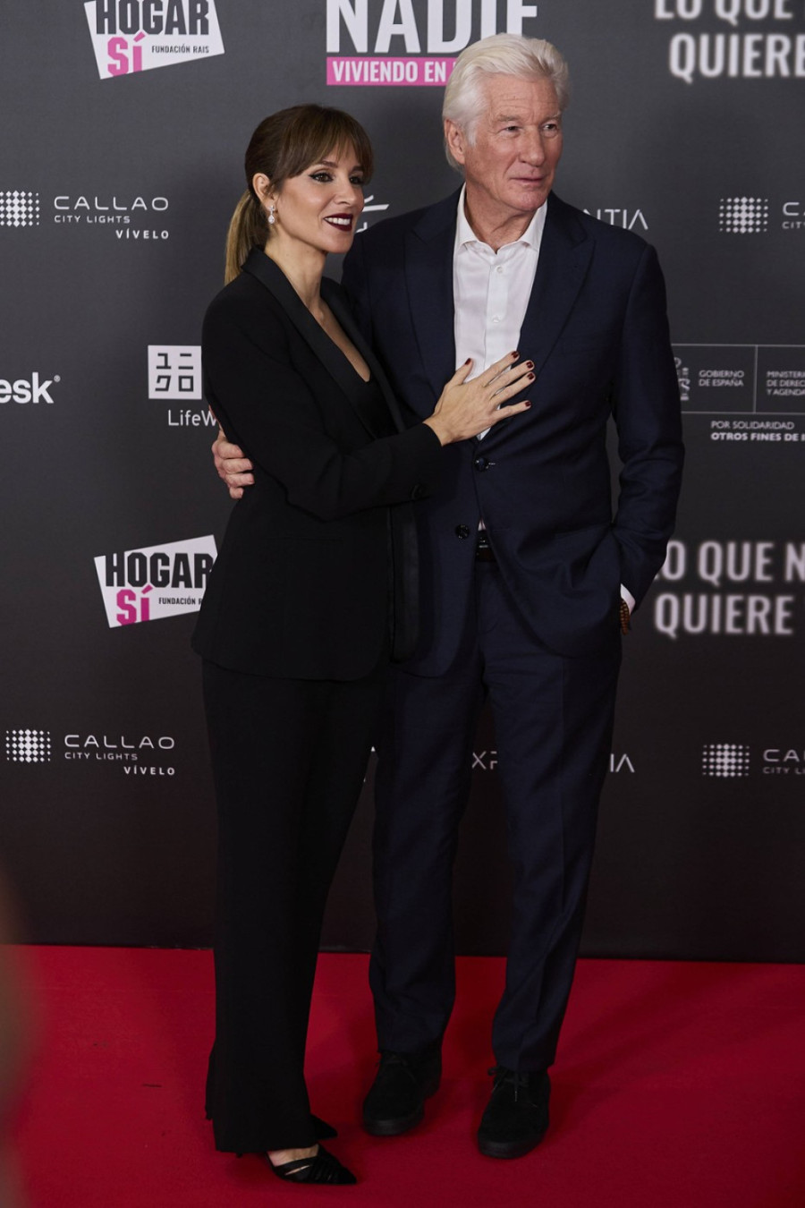 Kada je tu 34 godine mlađa lepotica – niko nije srećniji od njega FOTO