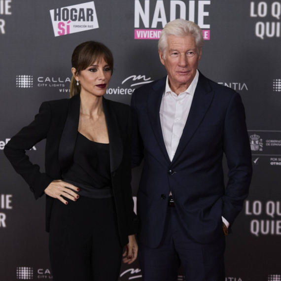 Kada je tu 34 godine mlađa lepotica – niko nije srećniji od njega FOTO