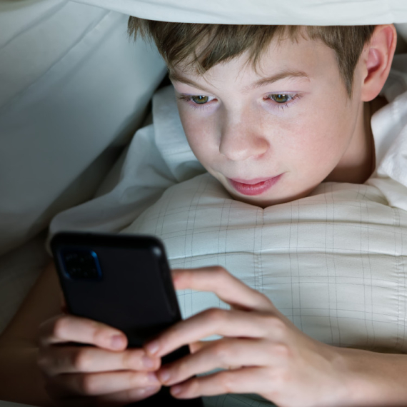 Ubitačno skrolovanje: Mozak ne miruje, a važan hormon ne može da se luči