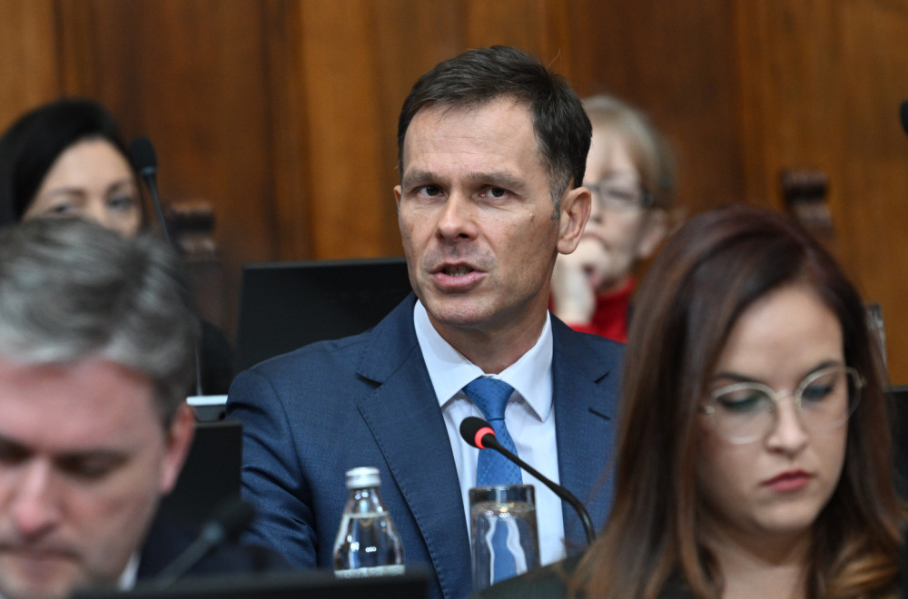 Mali odgovorio Nikeziću: Plata u vaše vreme oko 300 evra, sad 931 evro; Nastavak sednice sutra u 10 časova