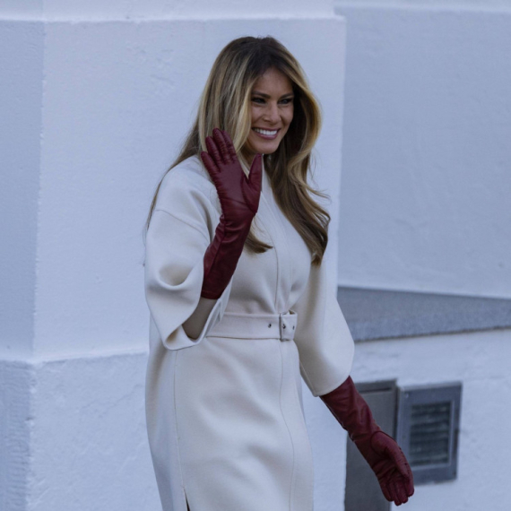 Melanija Tramp počela s dekoracijom Bele kuće: Odevena po poslednjoj modi, a cipele – savršene VIDEO/FOTO