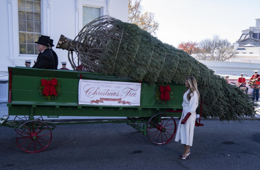 Melanija Tramp počela s dekoracijom Bele kuće: Odevena po poslednjoj modi, a cipele – savršene VIDEO/FOTO