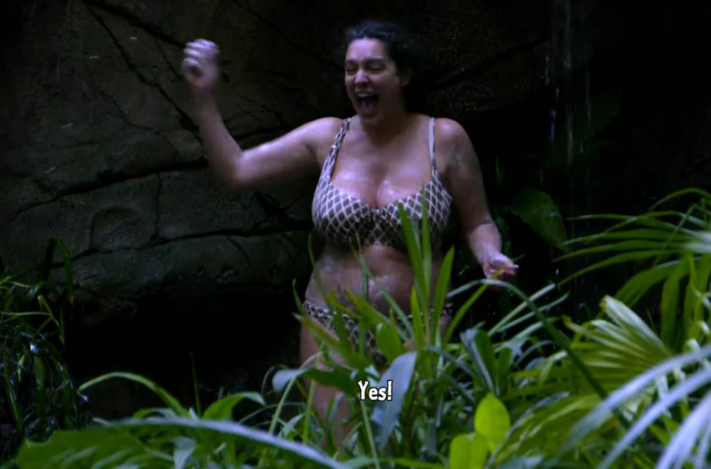 Raskošnim adutima užarila ekran: Žena sa savršenim telom se tušira u džungli FOTO