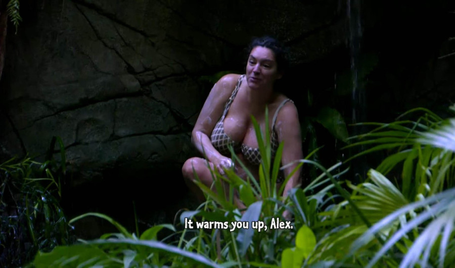 Raskošnim adutima užarila ekran: Žena sa savršenim telom se tušira u džungli FOTO