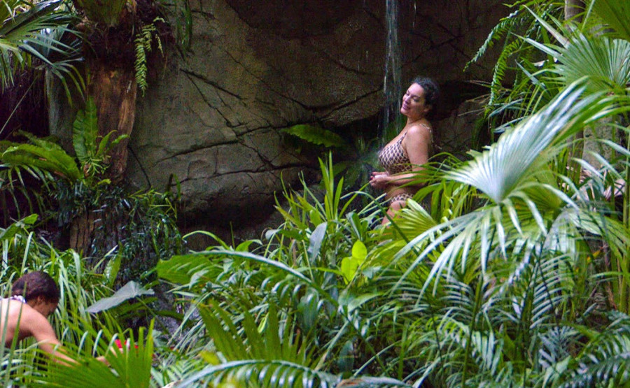 Raskošnim adutima užarila ekran: Žena sa savršenim telom se tušira u džungli FOTO