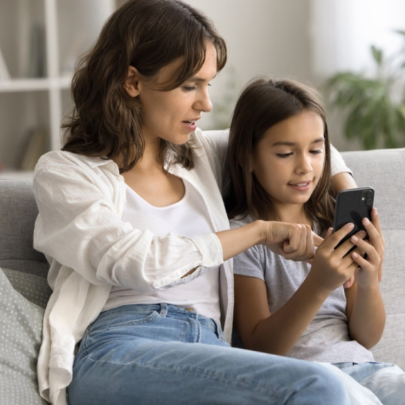 Roditelji bi trebalo da urade dve stvari pre nego što dopuste deci da koriste telefone