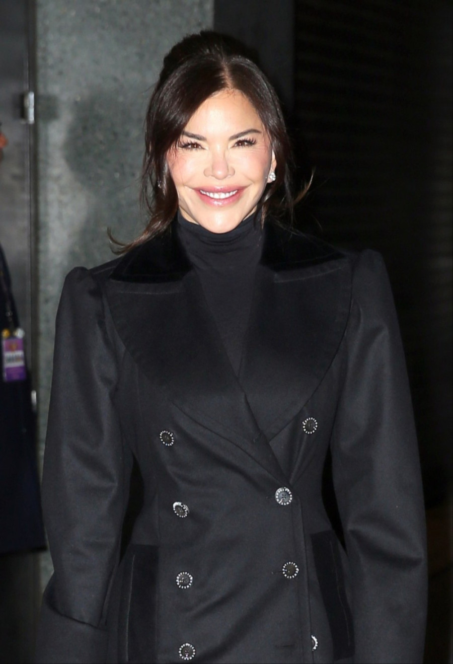 Dok čvrsto drži milijardera za ruku, novcem ipak ne može da kupi stil FOTO