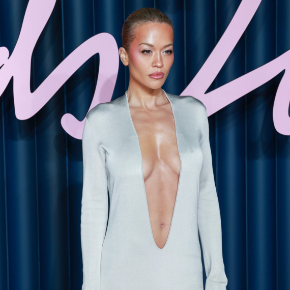 Dekolte do pupka, a grudi samo što ne ispadnu: Seksi stajling otkrio dosta toga FOTO