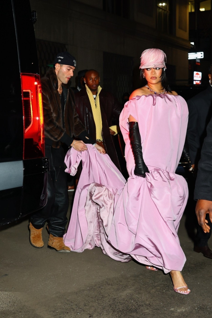 Kraljica neobičnih izdanja opet šokira: I ovo je haljina? FOTO