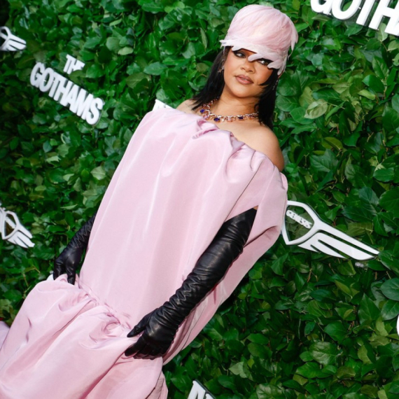 Kraljica neobičnih izdanja opet šokira: I ovo je haljina? FOTO