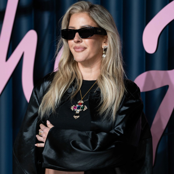 Čekala je crveni tepih da celom svetu saopšti da je trudna FOTO