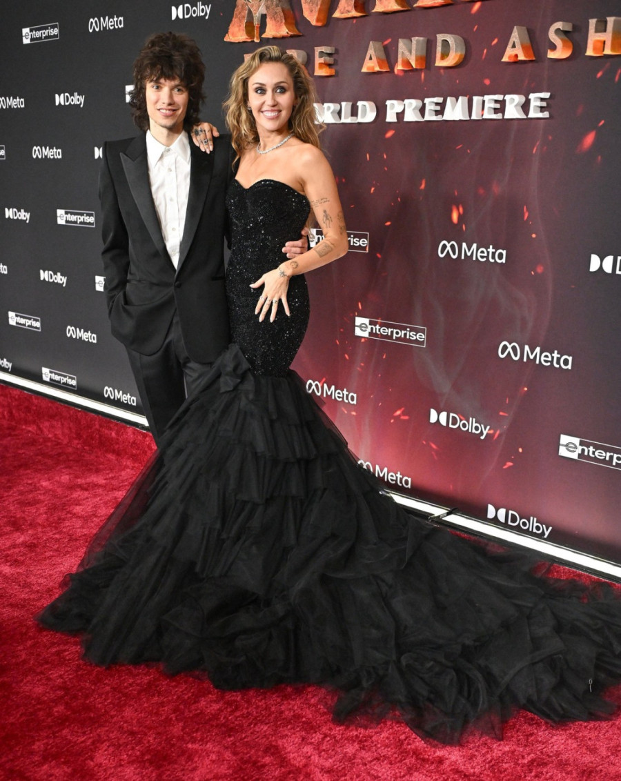 Dok verenički prsten šljašti na njenoj ruci, ona govori: Kupio ga je za Crni petak VIDEO