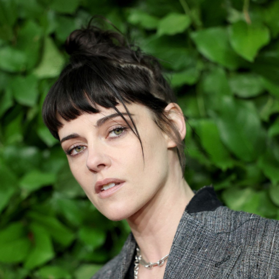 Ležerni stajling i "baba štikle" osvojili crveni tepih – i baš je briga za glamur FOTO